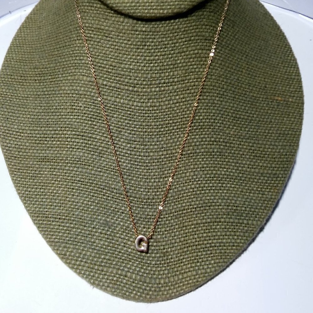 Women`s gold tone initial g necklace. 17 inches lo
